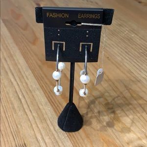 NWT  Beautiful Silver Hub Earrings with Pearls